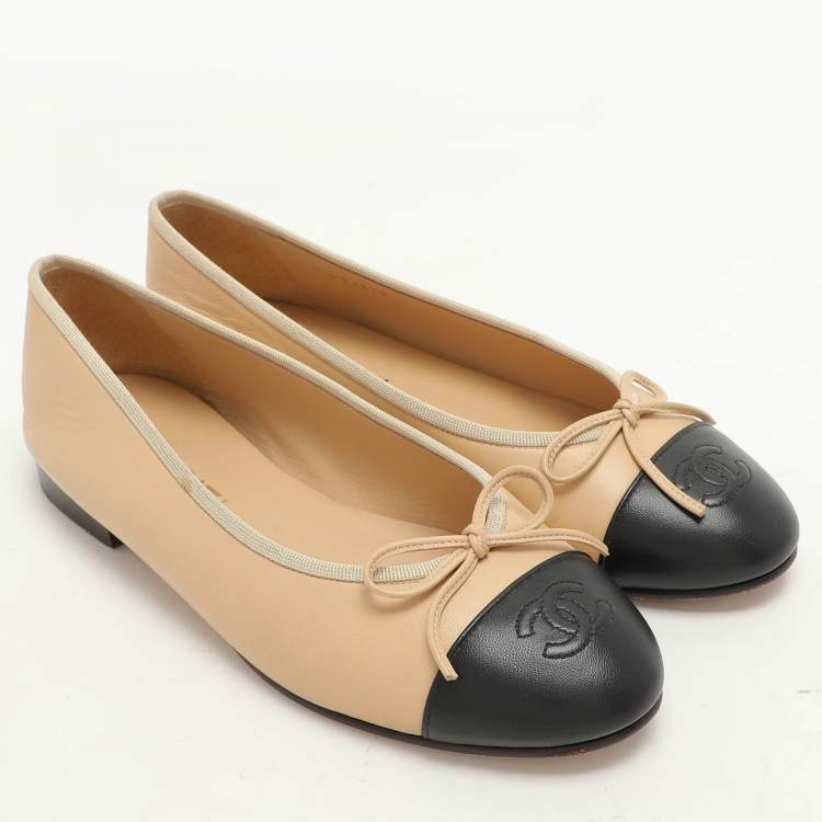 Pre Owned Chanel Beige/Black Leather CC Bow Ballet Flats Size 38.5