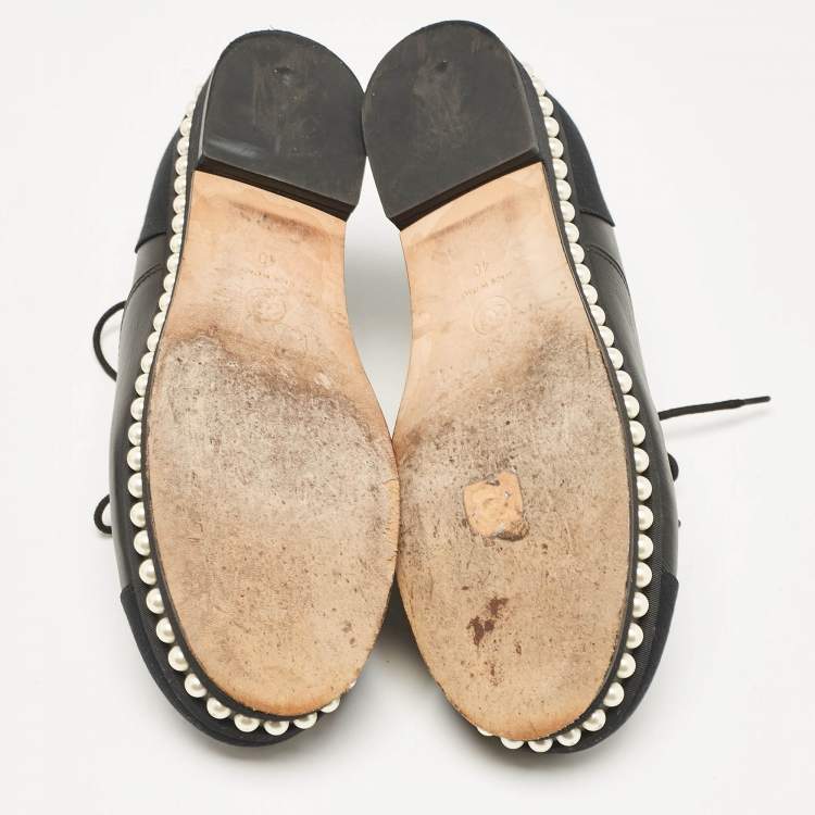 Pre Owned Chanel Black Leather and Fabric CC Faux Pearl Lace Up Oxfords Size 40