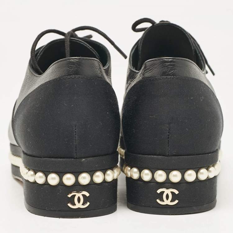 Pre Owned Chanel Black Leather and Fabric CC Faux Pearl Lace Up Oxfords Size 40