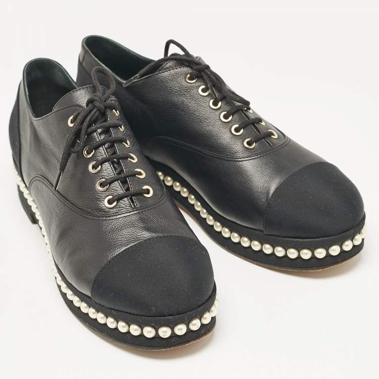 Pre Owned Chanel Black Leather and Fabric CC Faux Pearl Lace Up Oxfords Size 40