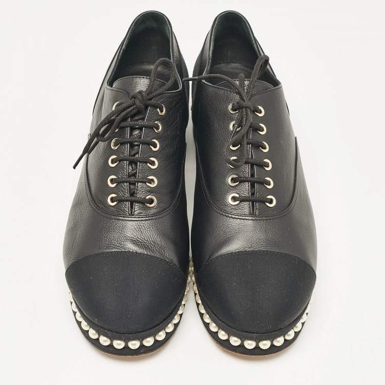Pre Owned Chanel Black Leather and Fabric CC Faux Pearl Lace Up Oxfords Size 40