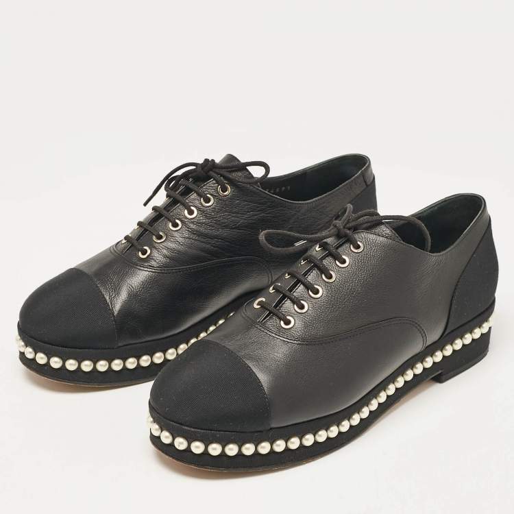 Pre Owned Chanel Black Leather and Fabric CC Faux Pearl Lace Up Oxfords Size 40