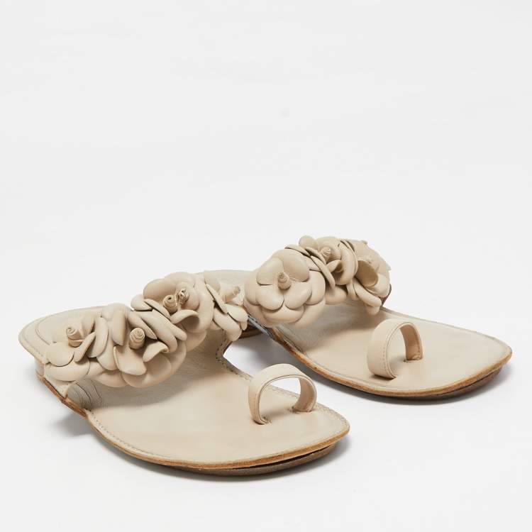 Pre Owned Chanel Cream Leather Camellia Toe Ring Flat Sandals Size 39