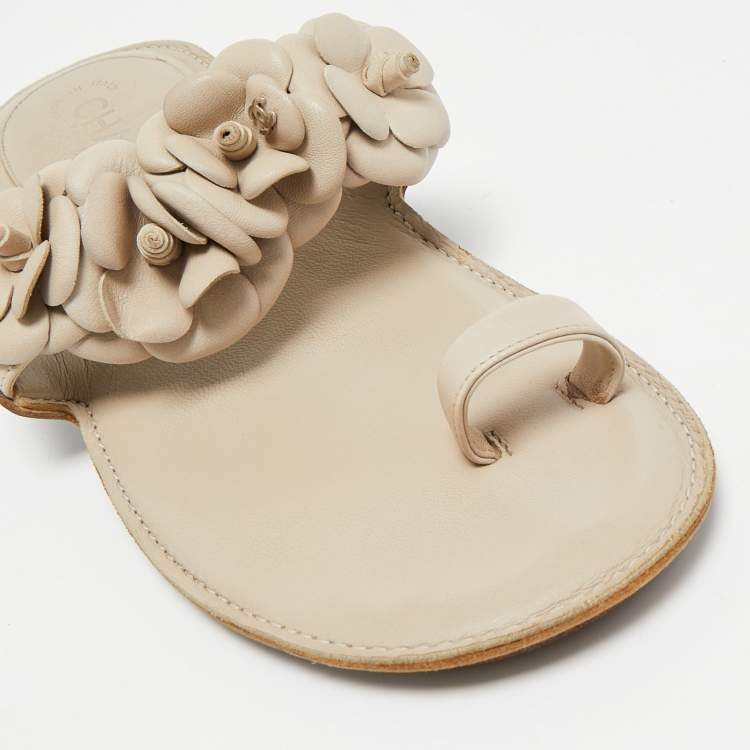 Pre Owned Chanel Cream Leather Camellia Toe Ring Flat Sandals Size 39