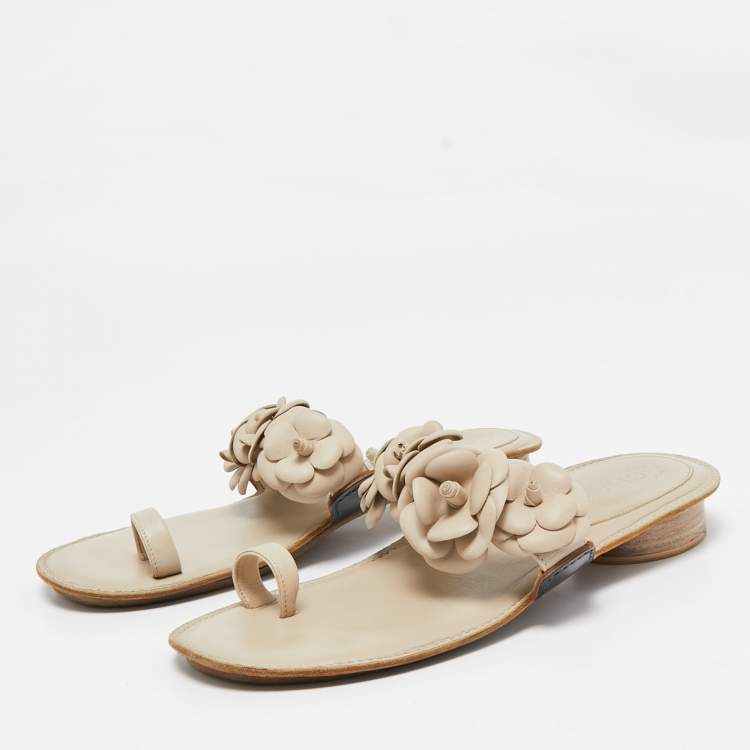 Pre Owned Chanel Cream Leather Camellia Toe Ring Flat Sandals Size 39