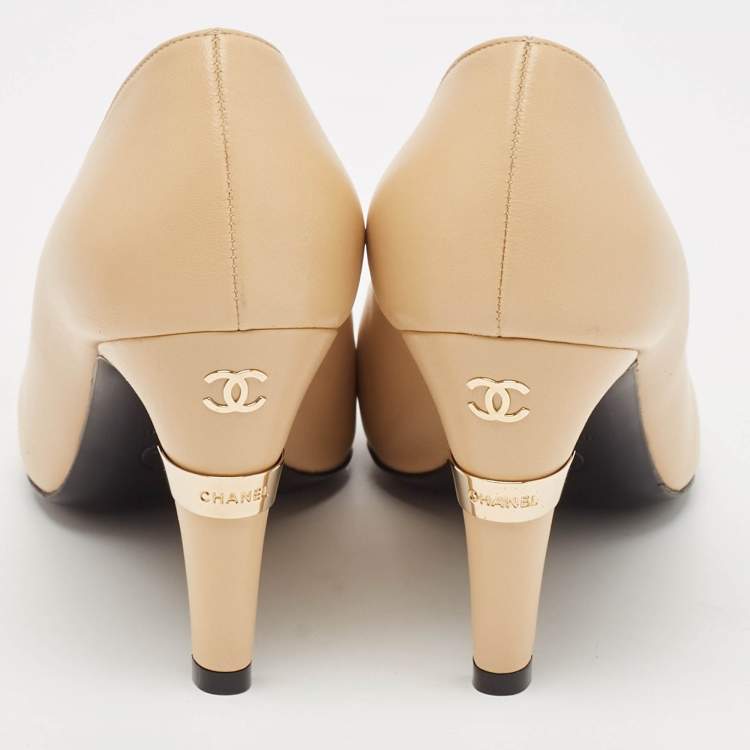 Pre Owned Chanel Beige/Black Leather Faux Pearl Cap Toe Pumps Size 39.5
