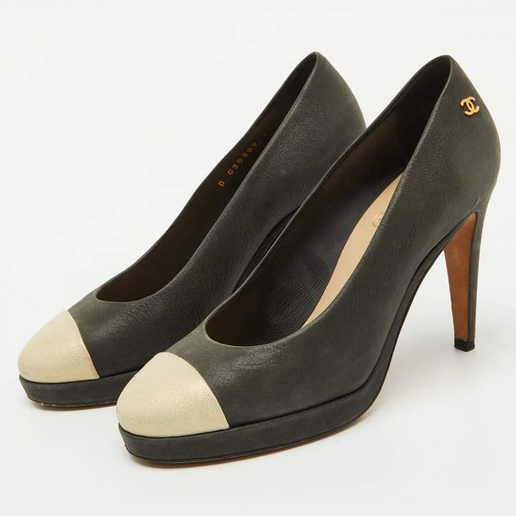 Pre Owned Chanel Dark Grey/Gold Leather CC Cap Toe Pumps Size 37