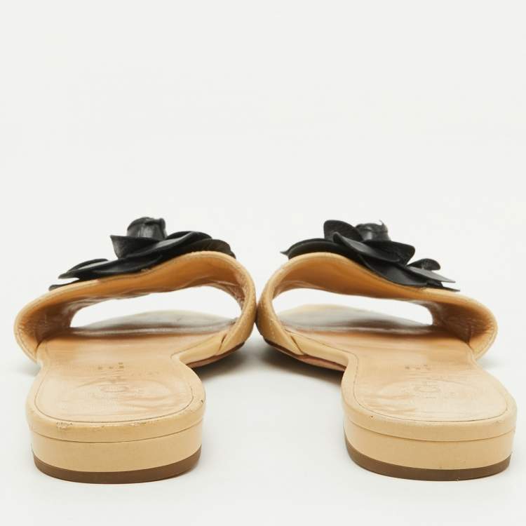Pre Owned Chanel Beige Leather CC Camellia Flat Slide Sandals Size 39