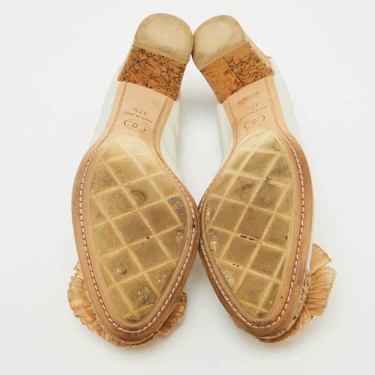 Pre Owned Chanel White/Beige Leather, Cork and Raffia Camellia CC Block Heel Pumps Size 37.5