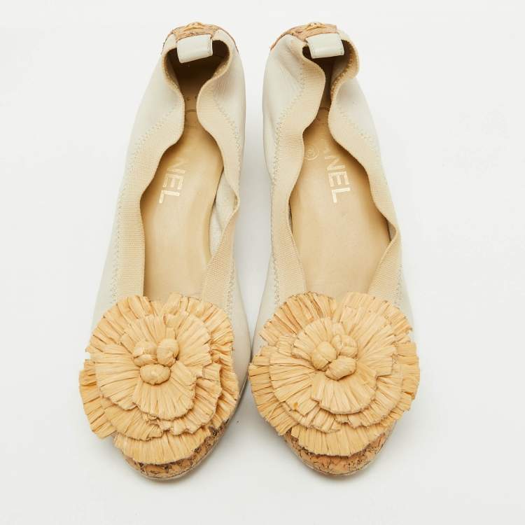 Pre Owned Chanel White/Beige Leather, Cork and Raffia Camellia CC Block Heel Pumps Size 37.5