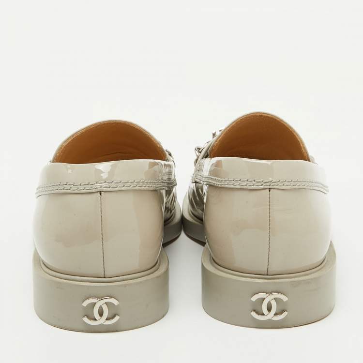 Pre Owned Chanel Light Grey Patent Leather Interlocking CC Logo Slip On Loafers Size 38.5
