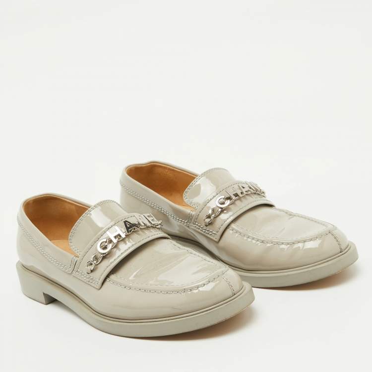 Pre Owned Chanel Light Grey Patent Leather Interlocking CC Logo Slip On Loafers Size 38.5