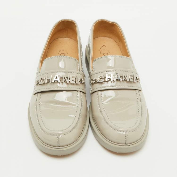 Pre Owned Chanel Light Grey Patent Leather Interlocking CC Logo Slip On Loafers Size 38.5