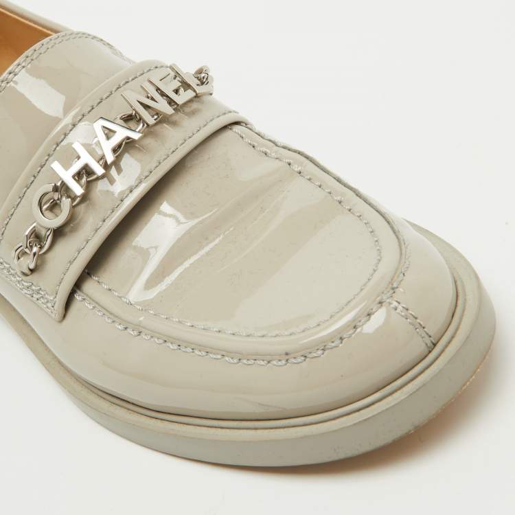 Pre Owned Chanel Light Grey Patent Leather Interlocking CC Logo Slip On Loafers Size 38.5