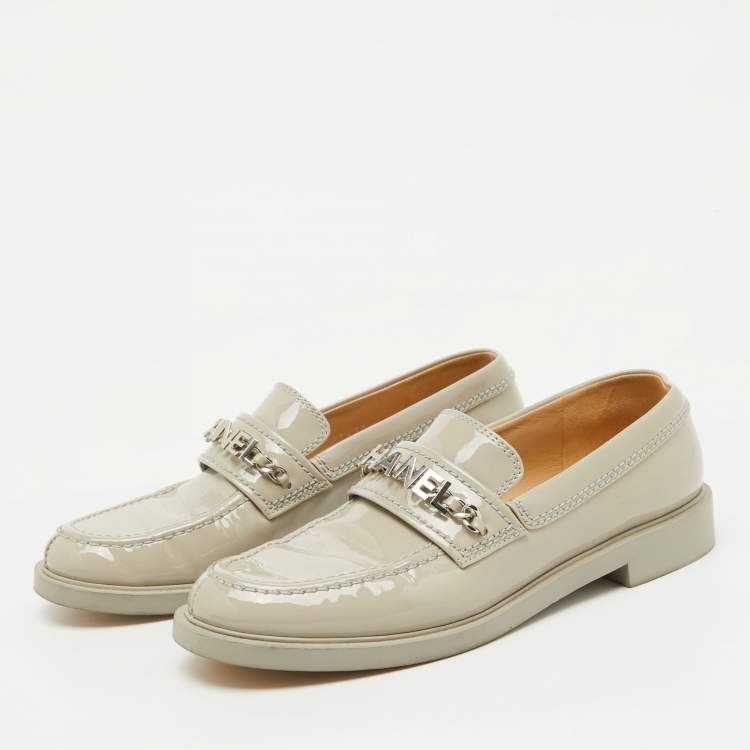 Pre Owned Chanel Light Grey Patent Leather Interlocking CC Logo Slip On Loafers Size 38.5