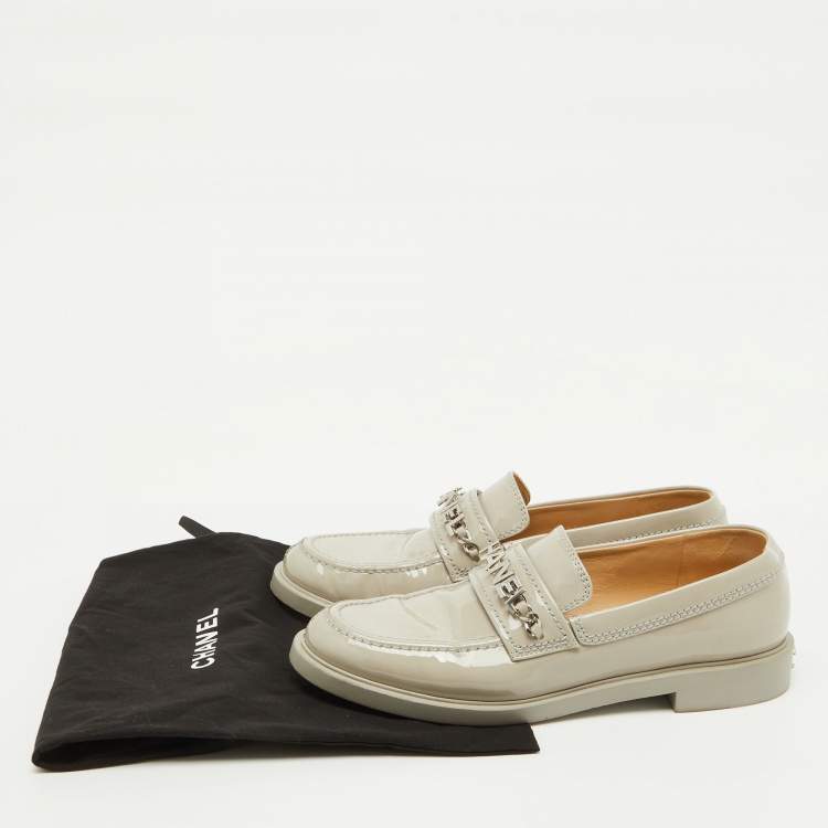 Pre Owned Chanel Light Grey Patent Leather Interlocking CC Logo Slip On Loafers Size 38.5