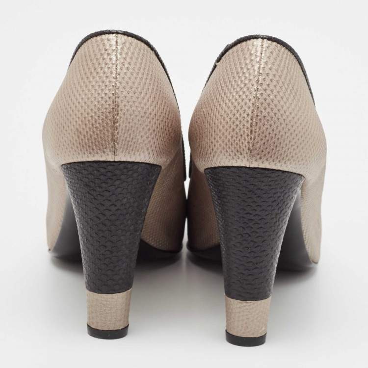 Pre Owned Chanel Grey/Black Leather CC Cap Toe Pumps Size 38