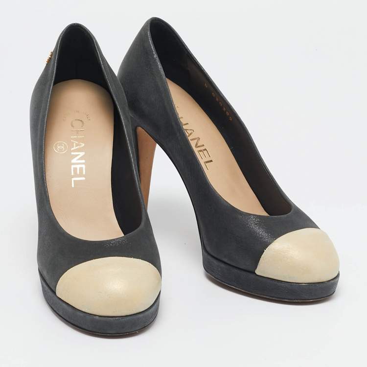 Pre Owned Chanel Grey/Black Leather CC Cap Toe Pumps Size 36
