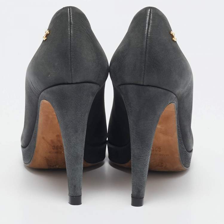 Pre Owned Chanel Grey/Black Leather CC Cap Toe Pumps Size 36