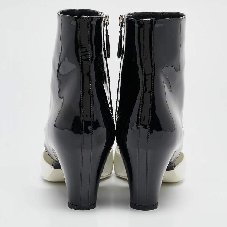 مملوكة مسبقًا Chanel Black Patent Leather Cut Out Ankle Boots Size 39