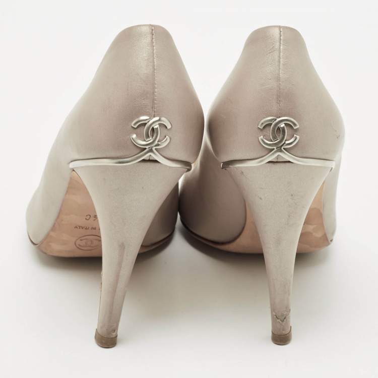 Pre Owned Chanel Grey Leather CC Peep Toe Pumps Size 37.5