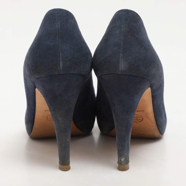 Pre Owned Chanel Blue Leather and Suede CC Cap Toe Pumps Size 38.5