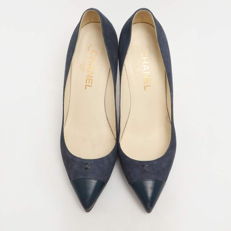 Pre Owned Chanel Blue Leather and Suede CC Cap Toe Pumps Size 38.5