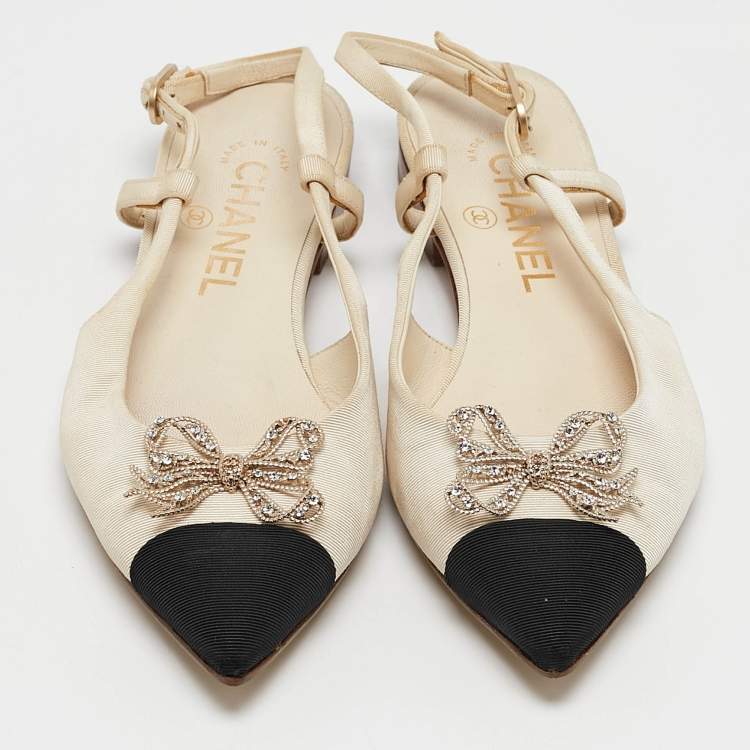 Pre Owned Chanel Beige/Black Canvas Cap Toe Slingback Flat Sandals Size 35.5