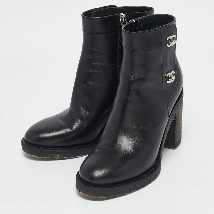 مملوكة مسبقًا Chanel Dark Black Leather CC Turn-Lock Block Heel Ankle Boots Size 38.5