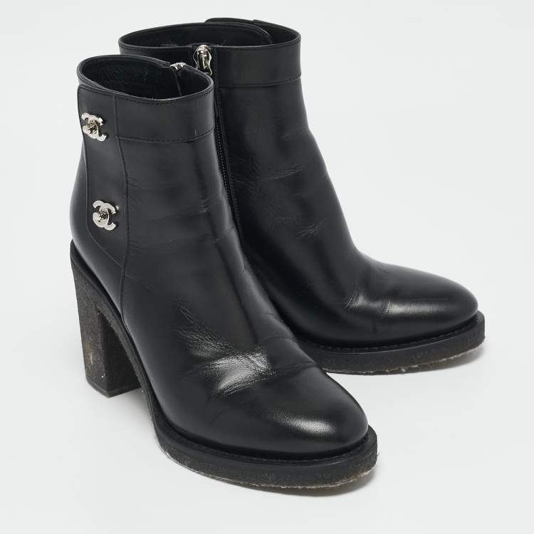 مملوكة مسبقًا Chanel Dark Black Leather CC Turn-Lock Block Heel Ankle Boots Size 38.5