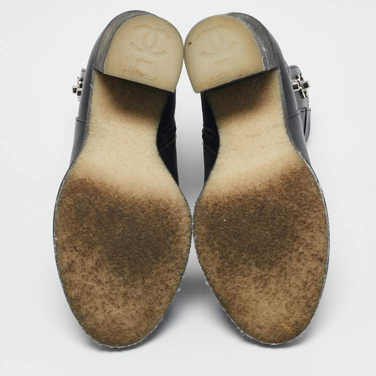 مملوكة مسبقًا Chanel Dark Black Leather CC Turn-Lock Block Heel Ankle Boots Size 38.5