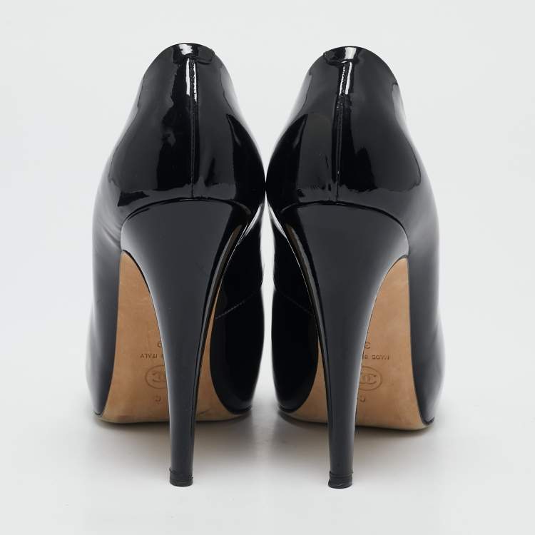 Pre Owned Chanel Black/Cream Patent CC Cap Toe Pumps Size 39