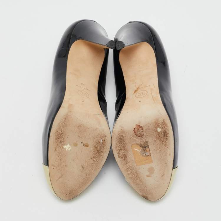 Pre Owned Chanel Black/Cream Patent CC Cap Toe Pumps Size 39