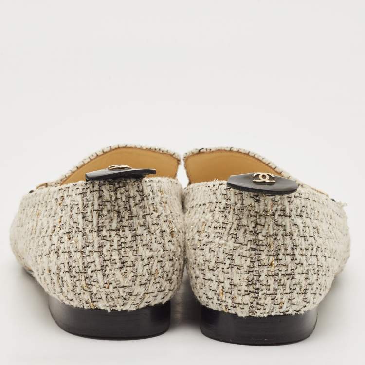 Pre Owned Chanel Black/Cream Tweed and Patent Charm Embellished Loafers Size 38.5
