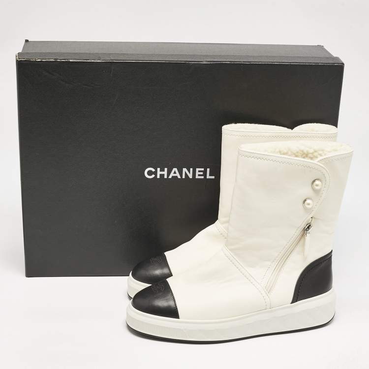 Pre Owned Chanel Off White/Black Leather CC Snow Boots Size 41