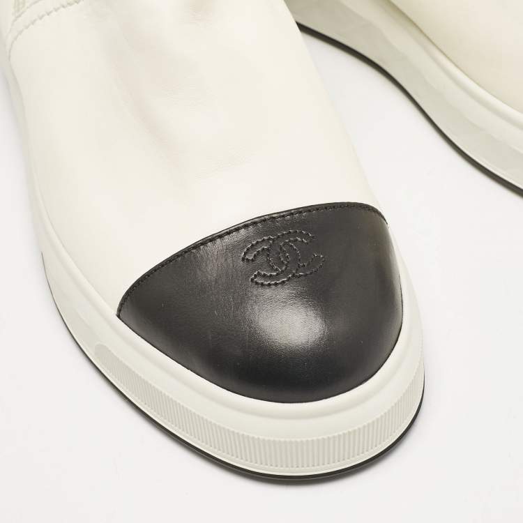 Pre Owned Chanel Off White/Black Leather CC Snow Boots Size 41