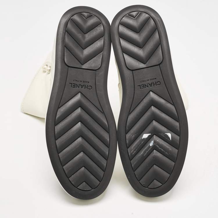 Pre Owned Chanel Off White/Black Leather CC Snow Boots Size 41