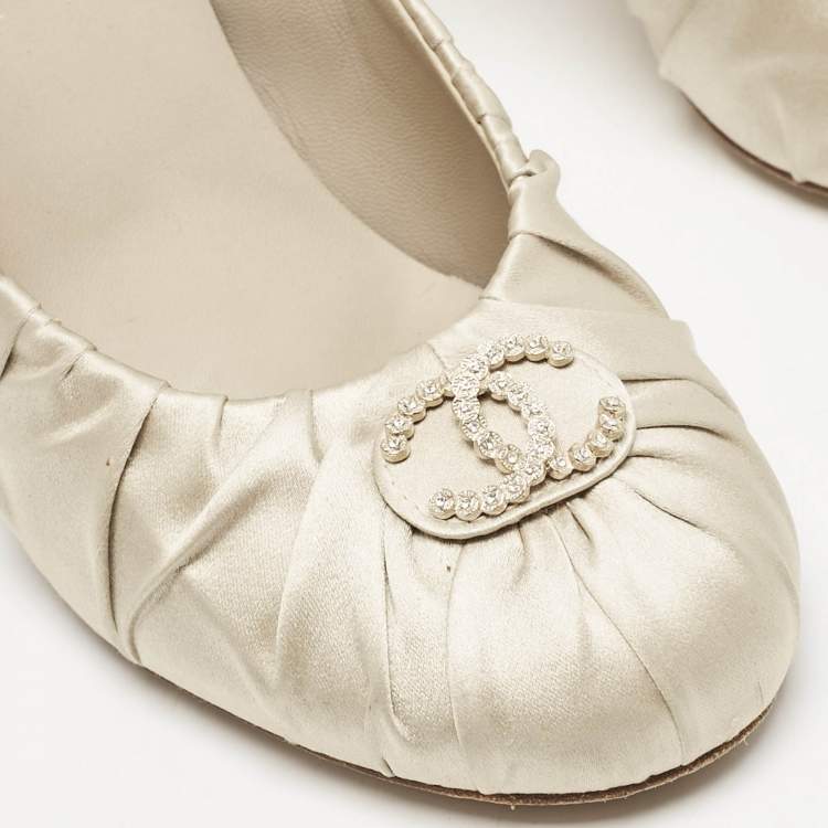Pre Owned Chanel Light Grey Ruched Satin CC Pumps Size 37.5