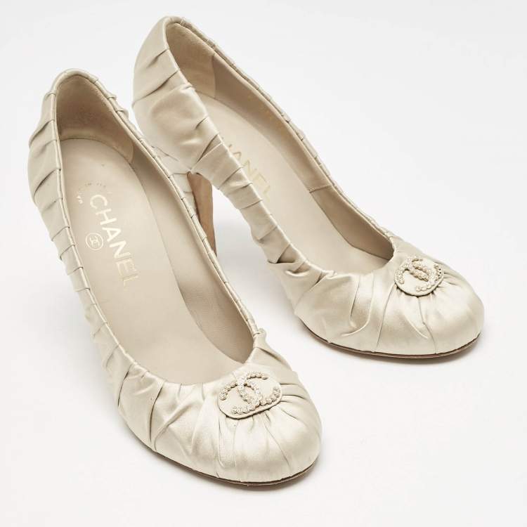 Pre Owned Chanel Light Grey Ruched Satin CC Pumps Size 37.5