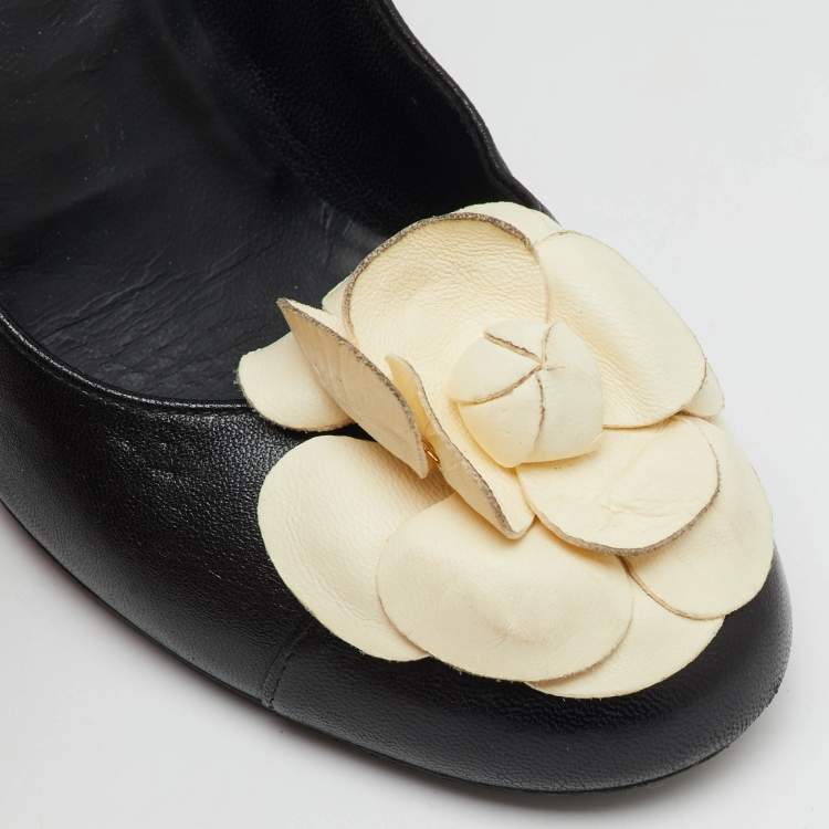 Pre Owned Chanel Black/Cream Leather CC Camelia Cap Toe Pumps Size 37.5