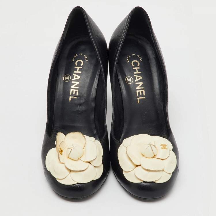 Pre Owned Chanel Black/Cream Leather CC Camelia Cap Toe Pumps Size 37.5