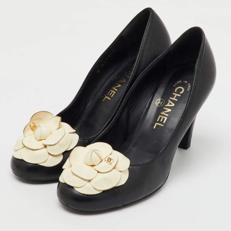 Pre Owned Chanel Black/Cream Leather CC Camelia Cap Toe Pumps Size 37.5