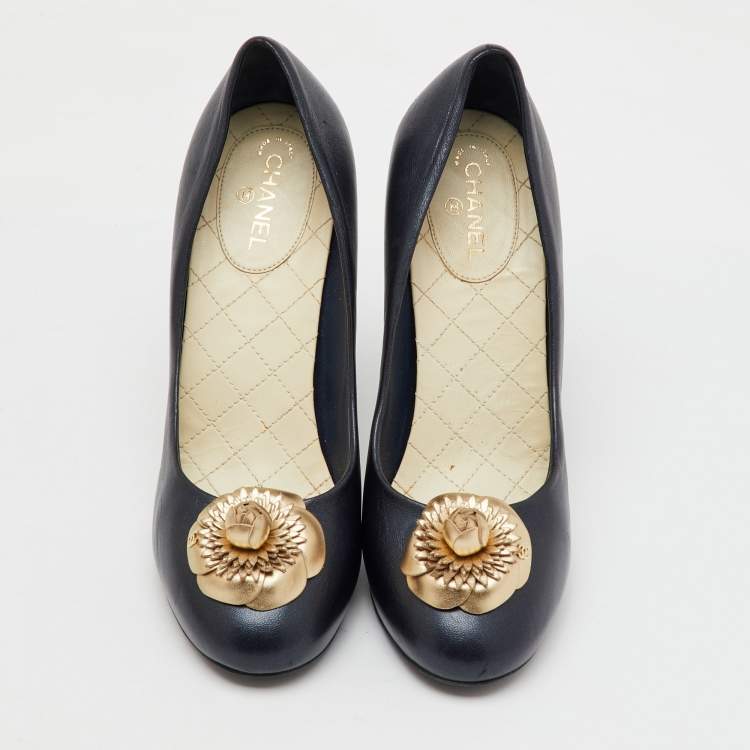 Pre Owned Chanel Black/Gold Leather CC Camelia Round Toe Pumps Size 37.5