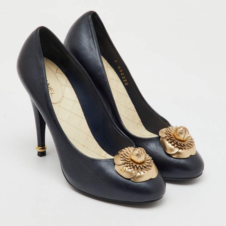 Pre Owned Chanel Black/Gold Leather CC Camelia Round Toe Pumps Size 37.5