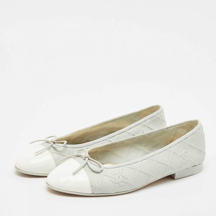 Pre Owned Chanel Grey/White Quilted Caviar Leather CC Ballet Flats Size 40
