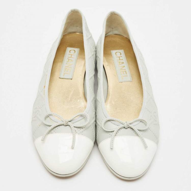 Pre Owned Chanel Grey/White Quilted Caviar Leather CC Ballet Flats Size 40