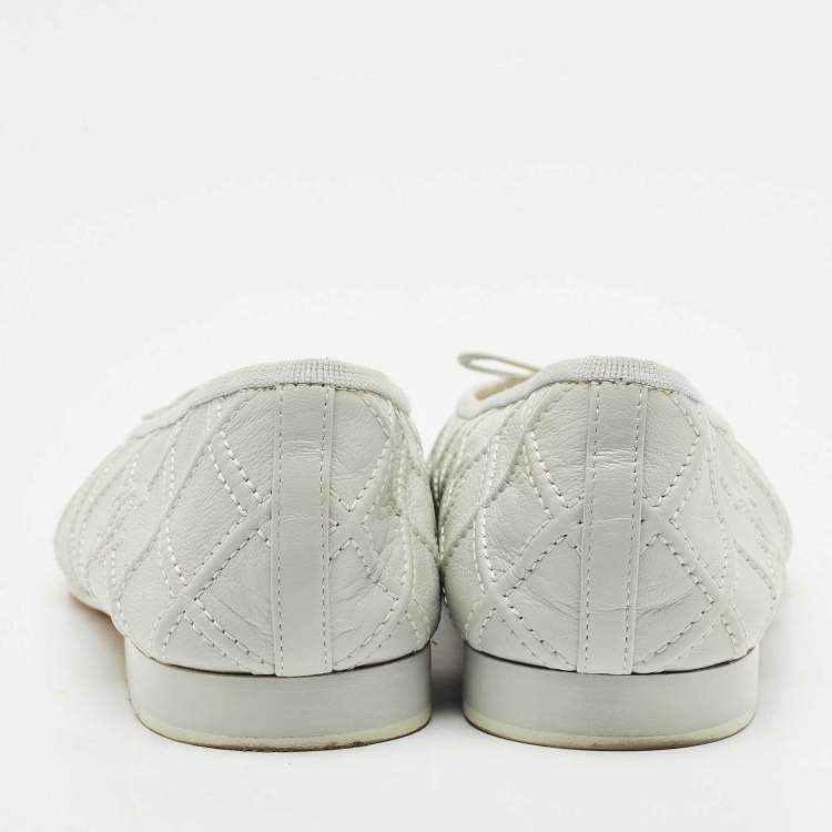 Pre Owned Chanel Grey/White Quilted Caviar Leather CC Ballet Flats Size 40