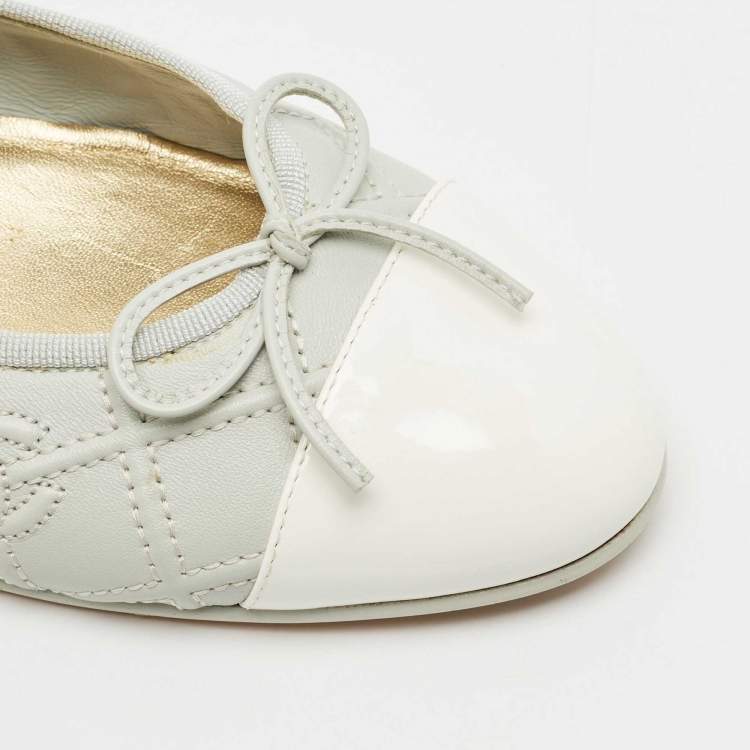 Pre Owned Chanel Grey/White Quilted Caviar Leather CC Ballet Flats Size 40