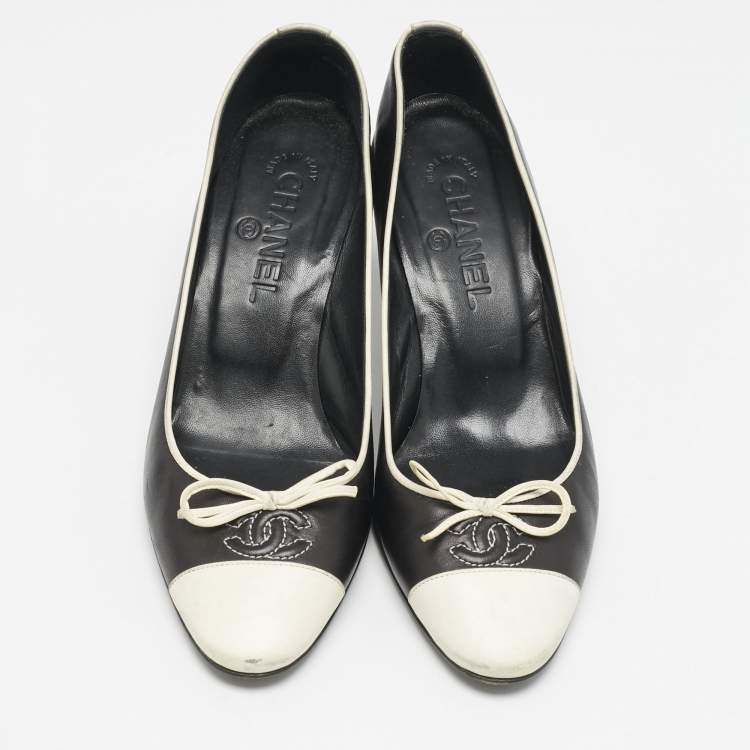 Pre Owned Chanel Black/White Leather Bow CC Cap Toe Pumps Size 37.5