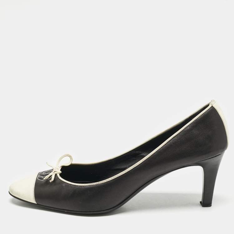 Pre Owned Chanel Black/White Leather Bow CC Cap Toe Pumps Size 37.5